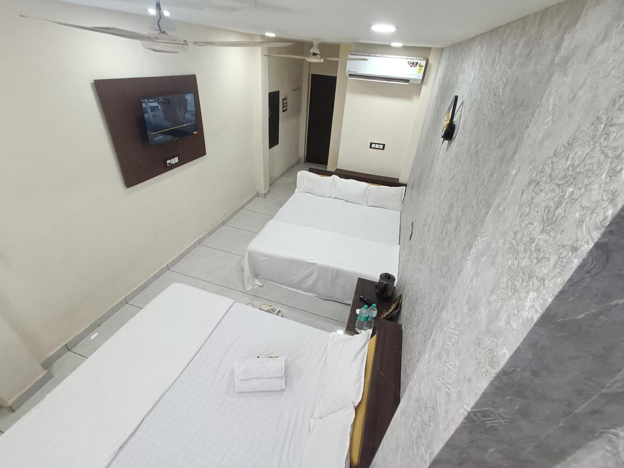 Ginger Hotels Ujjain Tower Kshipra Inn-Family Stay Airconditioned Hotel 외부 사진